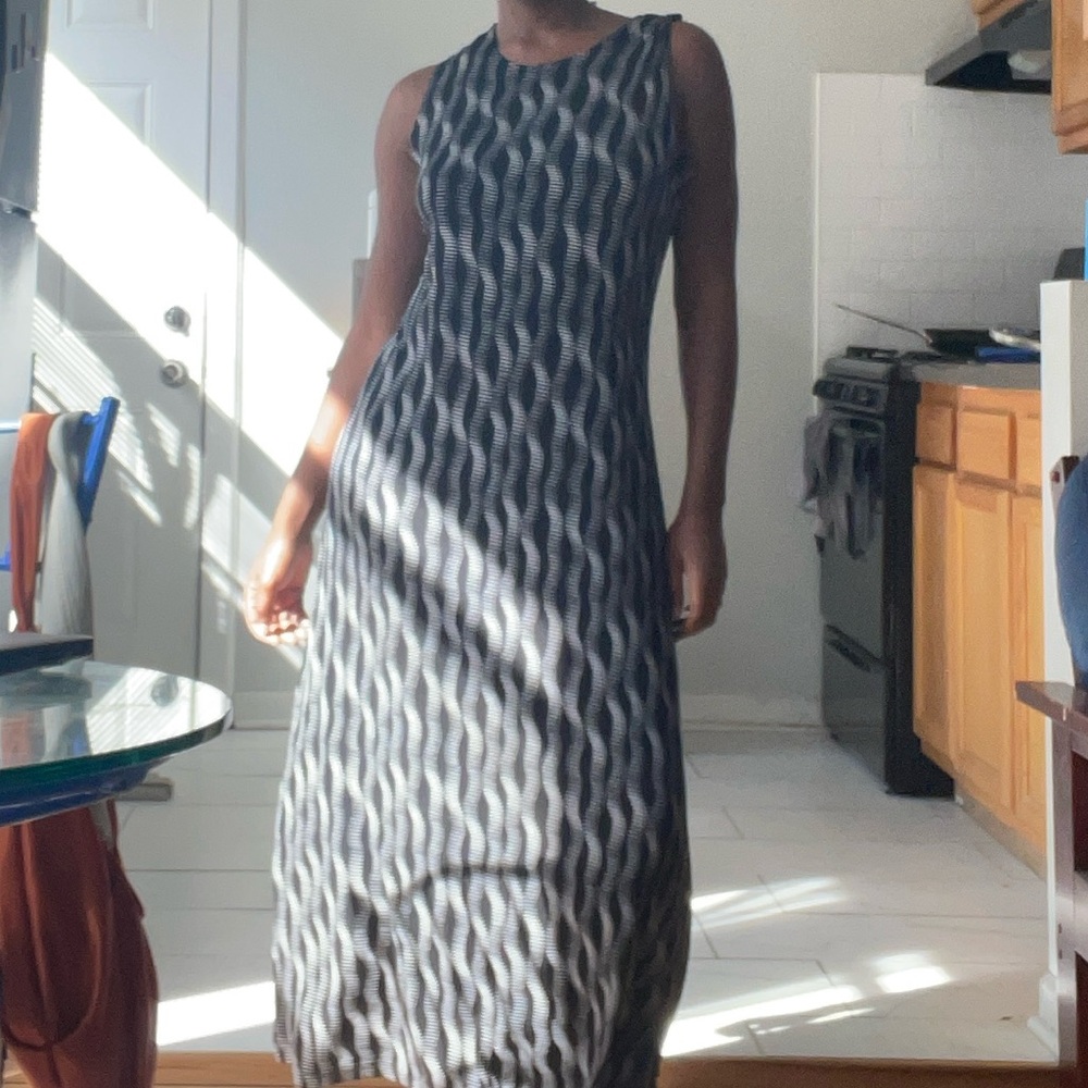 Ronni Nicole Black and Gray Wave Maxi Dress